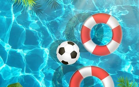 swimming-pool mit Schwimmreifen und Fußball