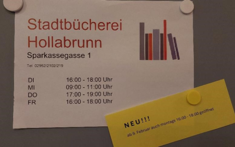 Plakat mit Angabe der geöffneten Zeiten